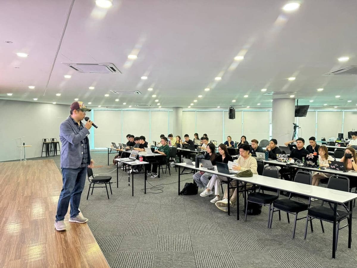 2016-2023 江仕超 Shih-Chao Chiang 於企業內訓現場拿麥克風主講行銷主題 — 整排學員專注聆聽、現場約數十人規模